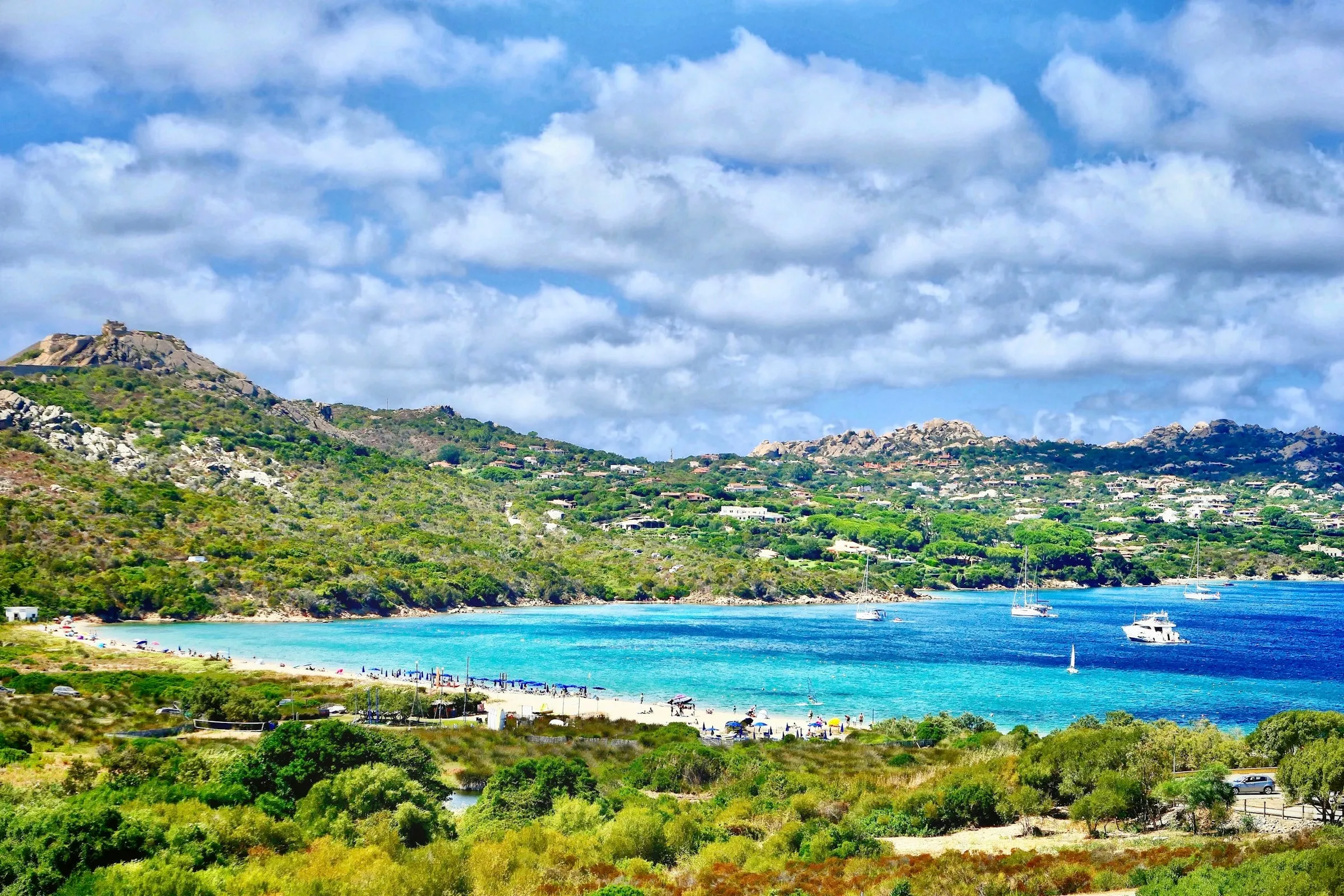 Die Bucht von La Sciumara bei Palau in Nordsardinien mit türkisem Wasser, Sandstrand und Macchia