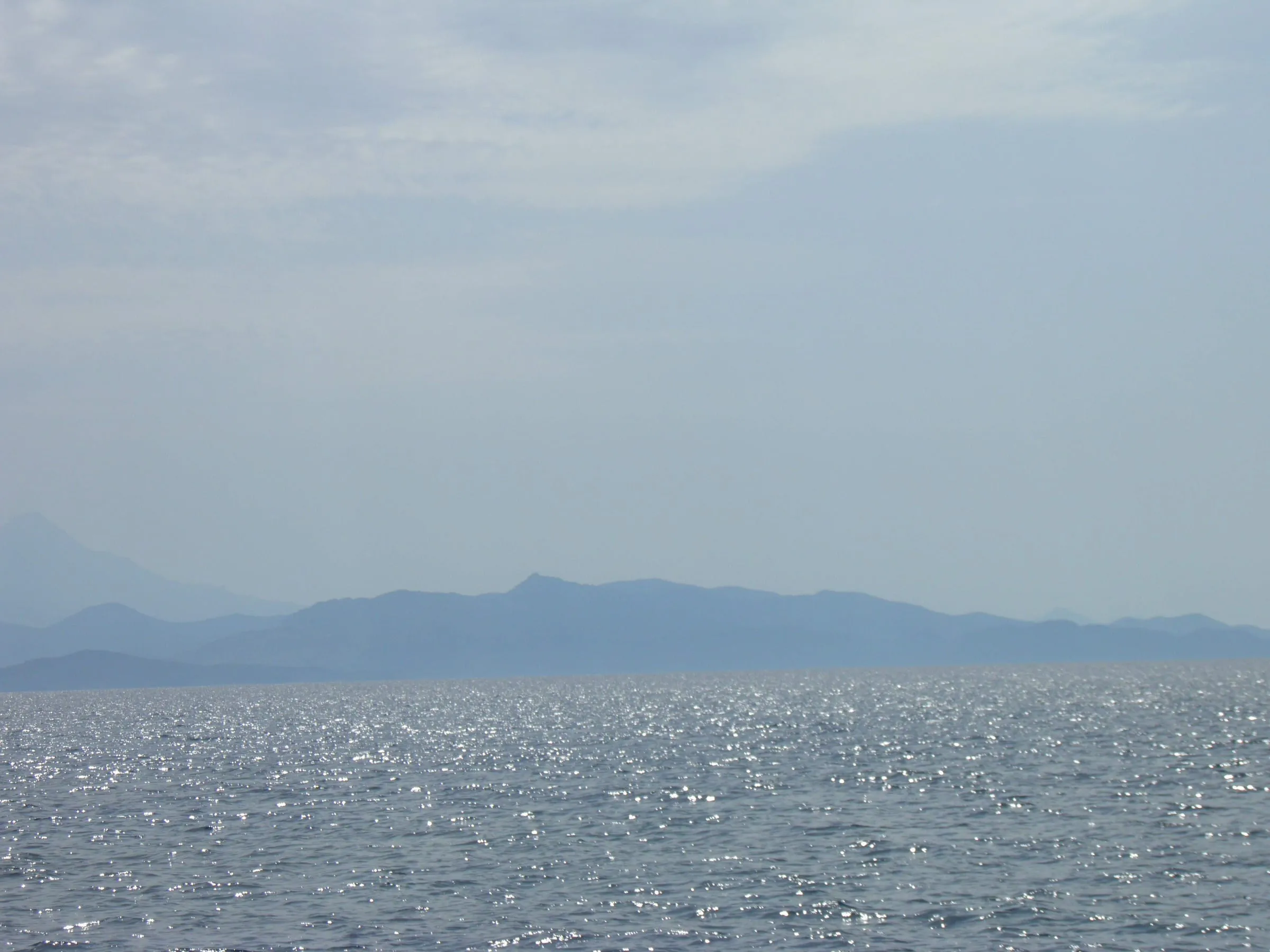 Klares Meer mit Felsen an der Plage de Marina d'Albu auf Korsika